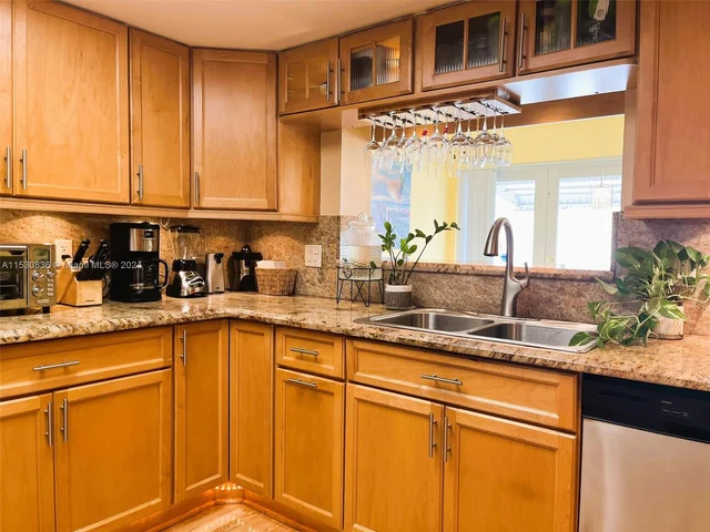 6955 NW 11th St, Margate FL 33063