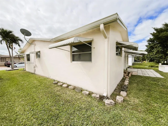 6955 NW 11th St, Margate FL 33063