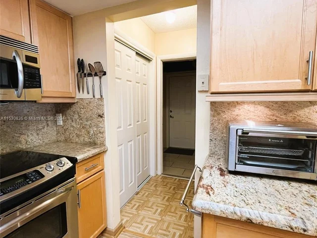 6955 NW 11th St, Margate FL 33063