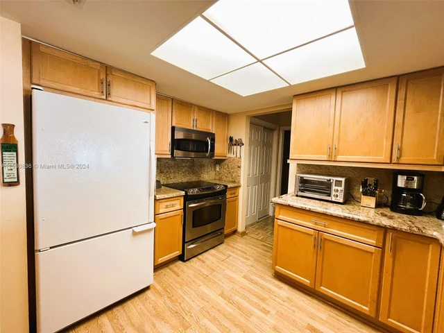 6955 NW 11th St, Margate FL 33063