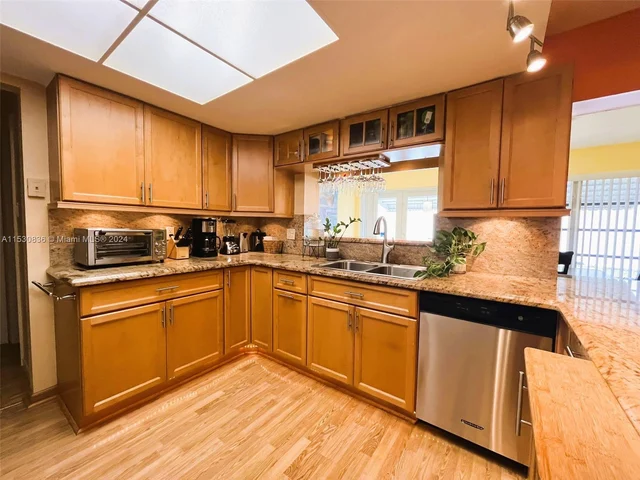 6955 NW 11th St, Margate FL 33063