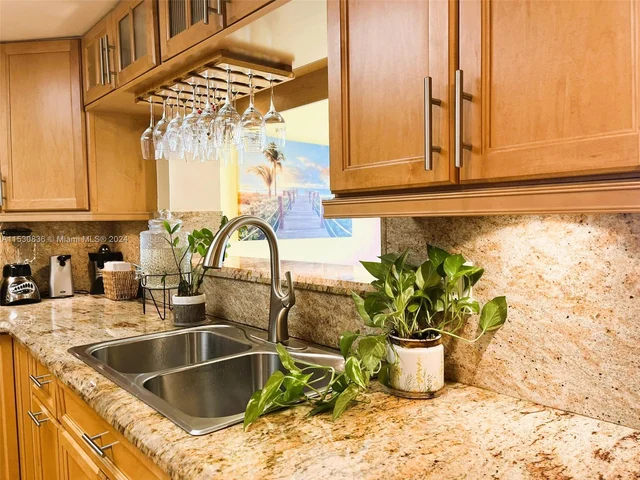 6955 NW 11th St, Margate FL 33063