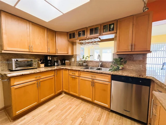 6955 NW 11th St, Margate FL 33063