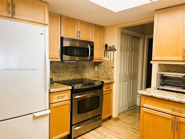 6955 NW 11th St, Margate FL 33063