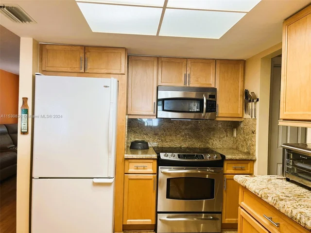 6955 NW 11th St, Margate FL 33063