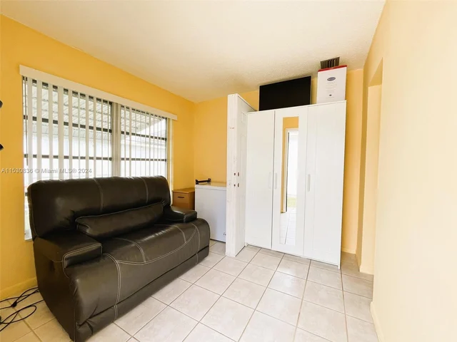 6955 NW 11th St, Margate FL 33063