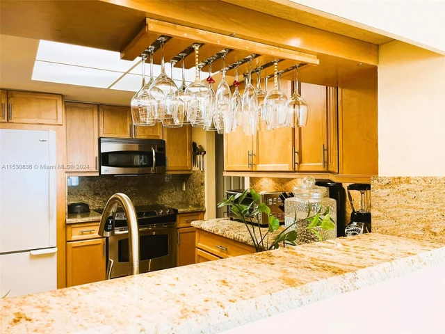 6955 NW 11th St, Margate FL 33063