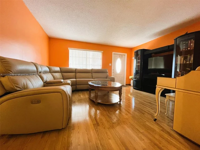 6955 NW 11th St, Margate FL 33063