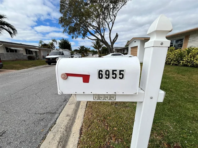 6955 NW 11th St, Margate FL 33063