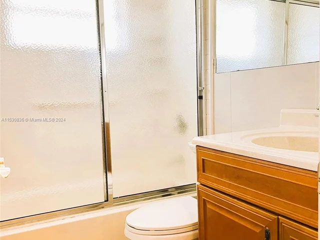 6955 NW 11th St, Margate FL 33063