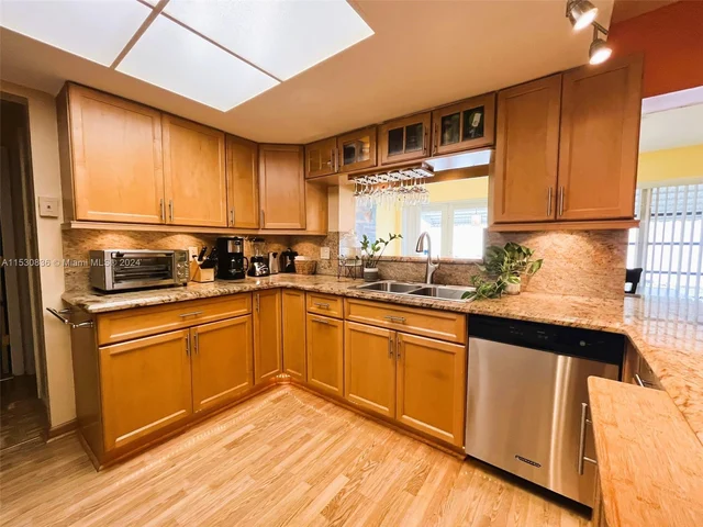 6955 NW 11th St, Margate FL 33063