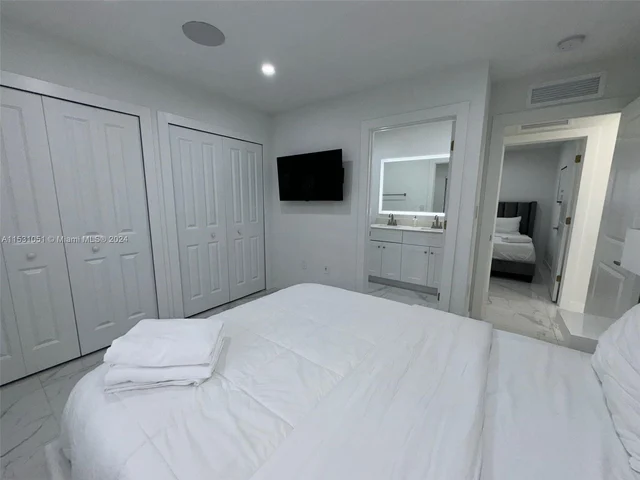 2490 NW 44th St # 2490, Miami FL 33142