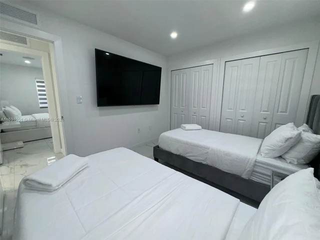 2490 NW 44th St # 2490, Miami FL 33142