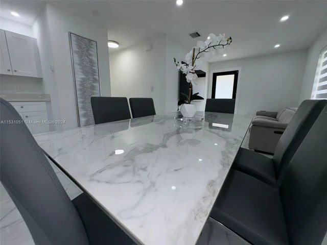 2490 NW 44th St # 2490, Miami FL 33142