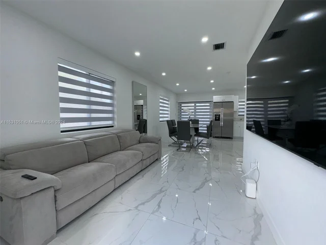 2490 NW 44th St # 2490, Miami FL 33142