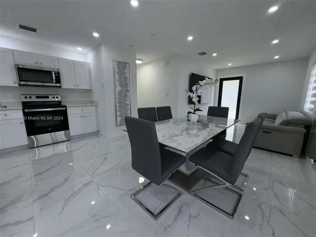 2490 NW 44th St # 2490, Miami FL 33142