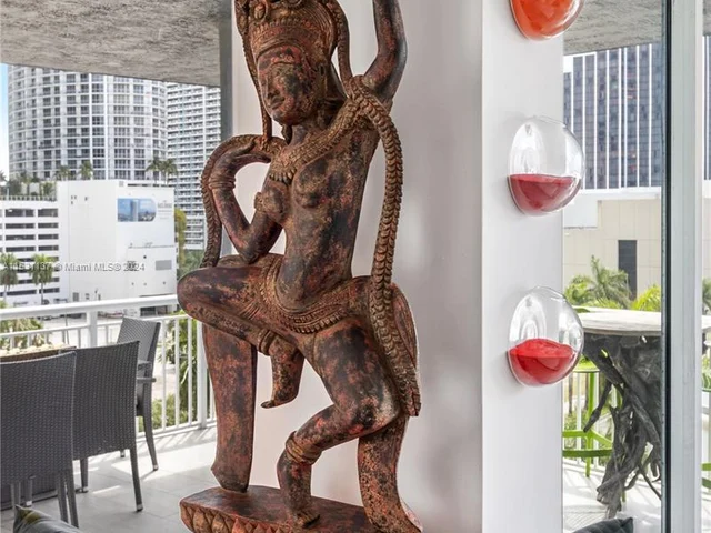 275 NE 18th St # 707, Miami FL 33132