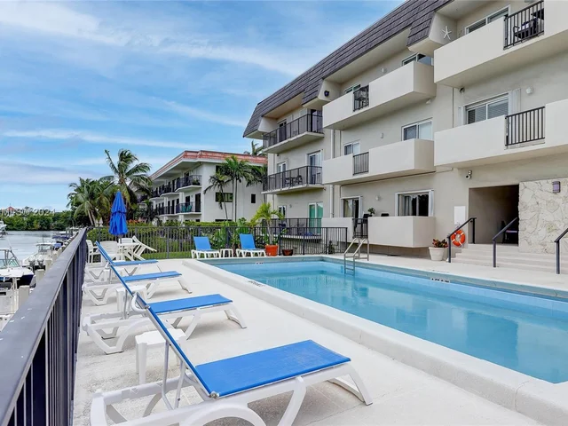 6815 Edgewater Dr # 305, Coral Gables FL 33133