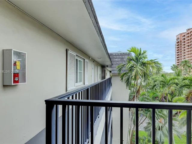 6815 Edgewater Dr # 305, Coral Gables FL 33133