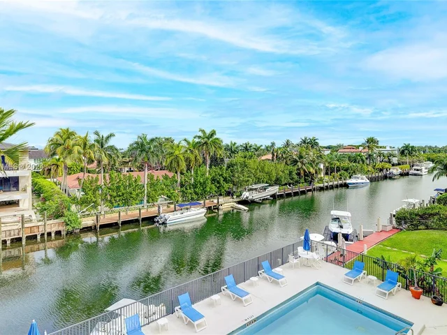 6815 Edgewater Dr # 305, Coral Gables FL 33133