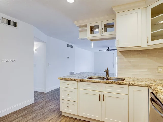 6815 Edgewater Dr # 305, Coral Gables FL 33133