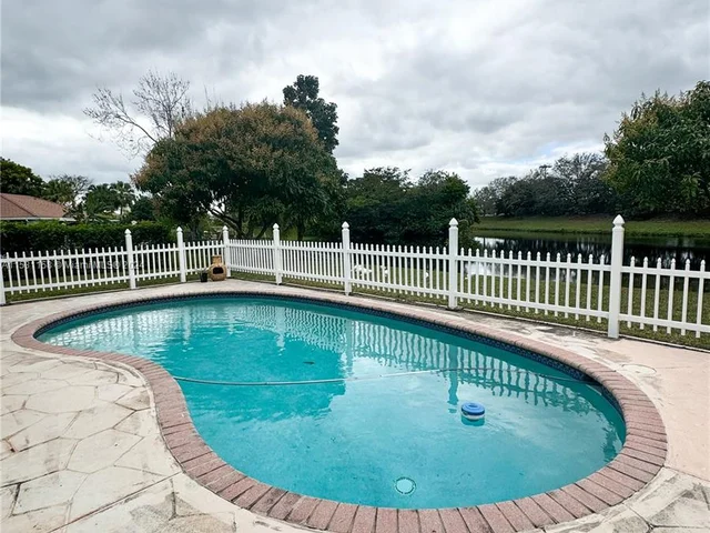 1574 NW 103rd Ter, Coral Springs FL 33071