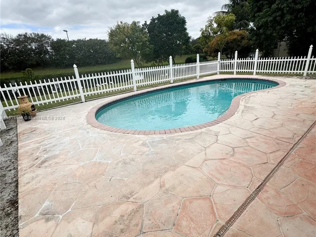 1574 NW 103rd Ter, Coral Springs FL 33071