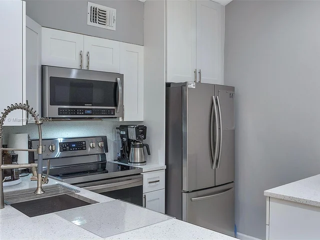 3001 N Oakland Forest Dr # 301, Oakland Park FL 33309