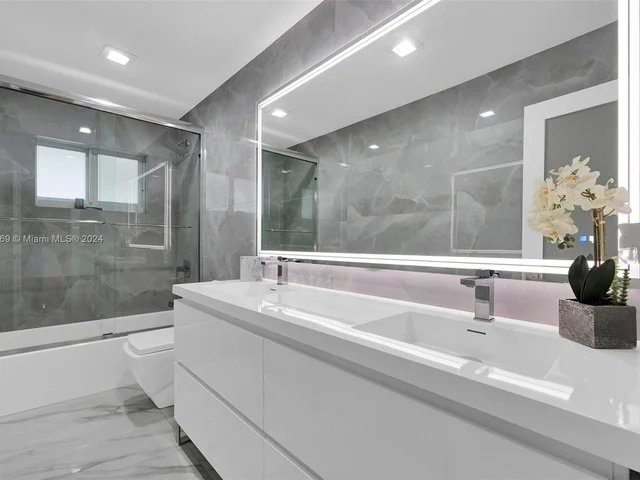 12950 NW 6th St, Miami FL 33182