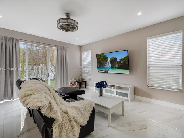 1710 NE 37th Pl, Homestead FL 33033