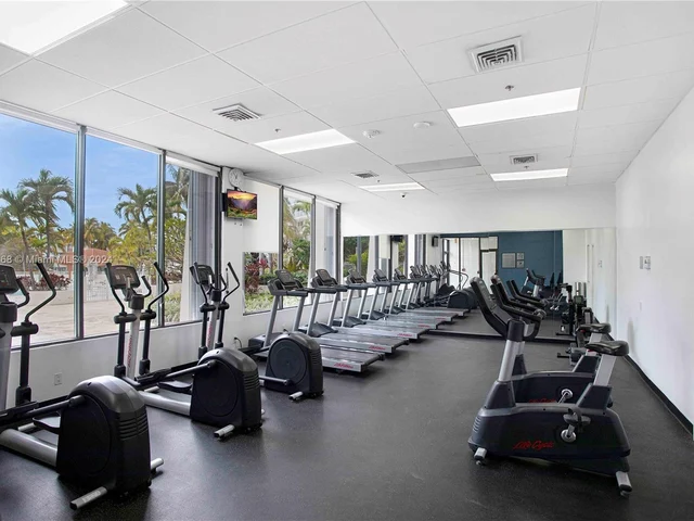 100 Bayview Dr # 925, Sunny Isles Beach FL 33160