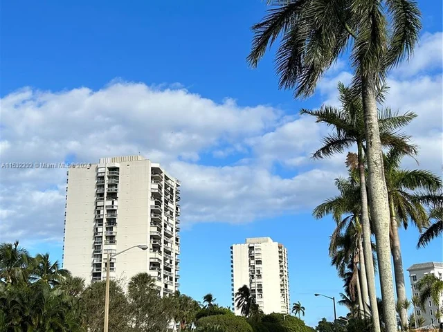 2425 Presidential Way # 905, West Palm Beach FL 33401