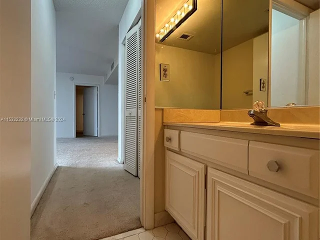 2425 Presidential Way # 905, West Palm Beach FL 33401