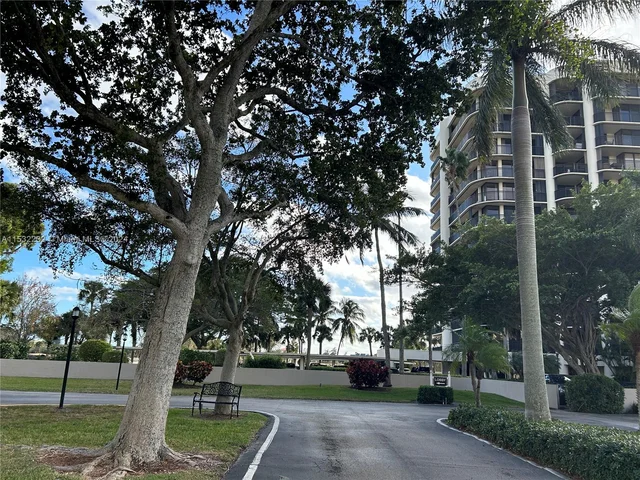 2425 Presidential Way # 905, West Palm Beach FL 33401