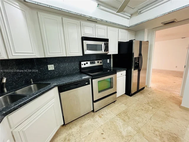 2425 Presidential Way # 905, West Palm Beach FL 33401