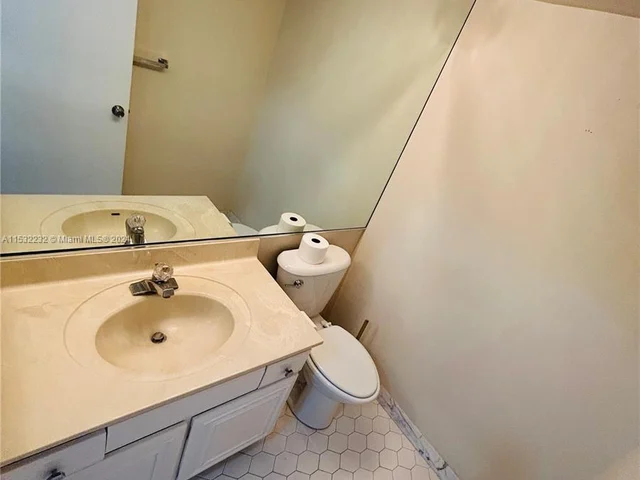 2425 Presidential Way # 905, West Palm Beach FL 33401