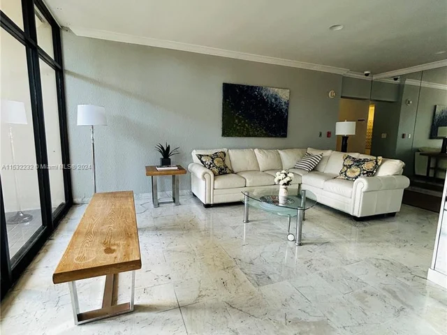 2425 Presidential Way # 905, West Palm Beach FL 33401