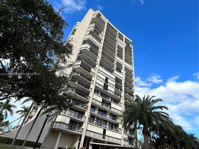 2425 Presidential Way # 905, West Palm Beach FL 33401