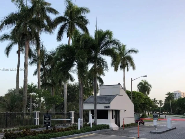 2425 Presidential Way # 905, West Palm Beach FL 33401