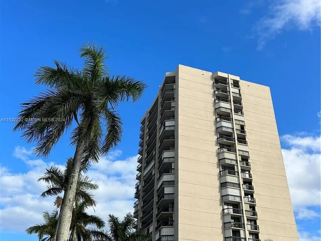 2425 Presidential Way # 905, West Palm Beach FL 33401