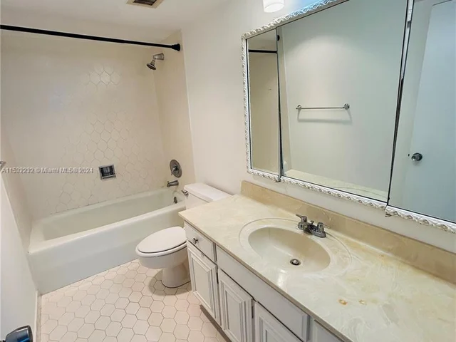 2425 Presidential Way # 905, West Palm Beach FL 33401