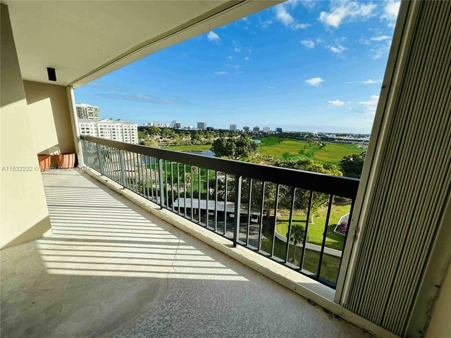 2425 Presidential Way # 905, West Palm Beach FL 33401