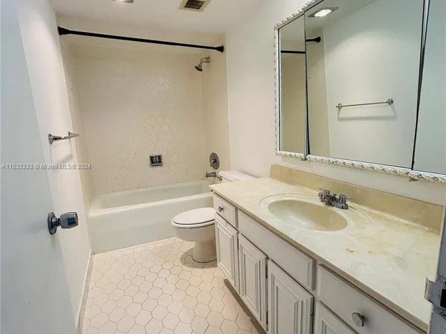 2425 Presidential Way # 905, West Palm Beach FL 33401