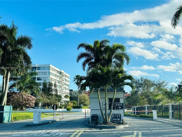 2425 Presidential Way # 905, West Palm Beach FL 33401