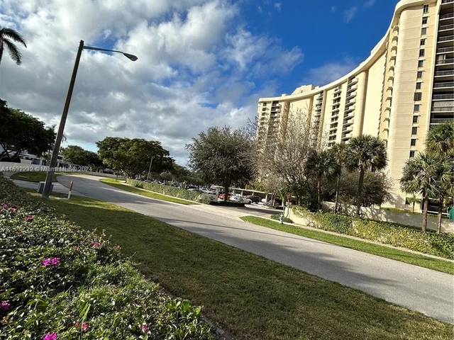 2425 Presidential Way # 905, West Palm Beach FL 33401