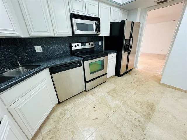 2425 Presidential Way # 905, West Palm Beach FL 33401