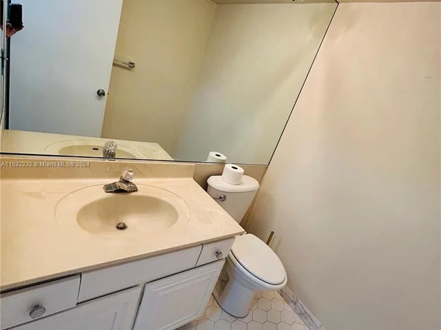 2425 Presidential Way # 905, West Palm Beach FL 33401