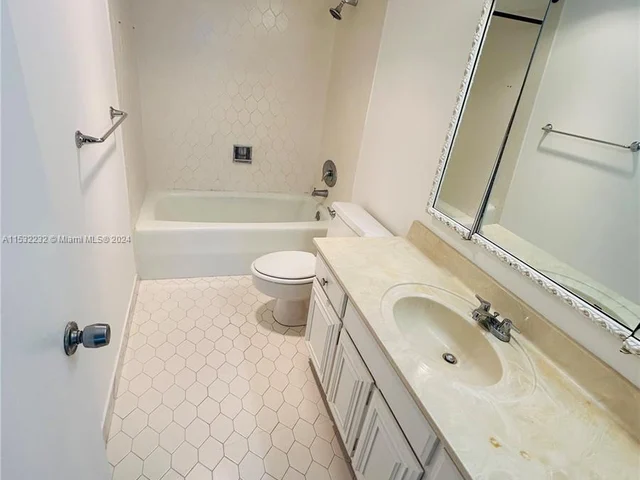 2425 Presidential Way # 905, West Palm Beach FL 33401