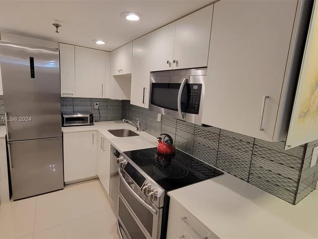 2401 Collins Ave # 504, Miami Beach FL 33140
