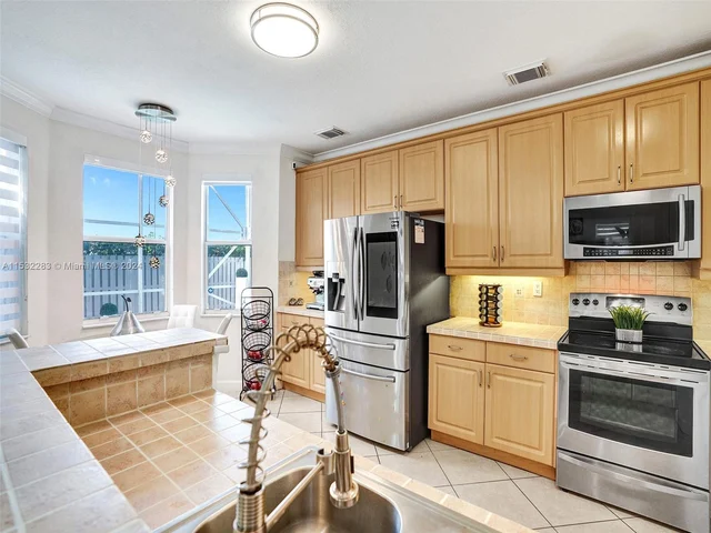 6662 SW 166th Ct, Miami FL 33193